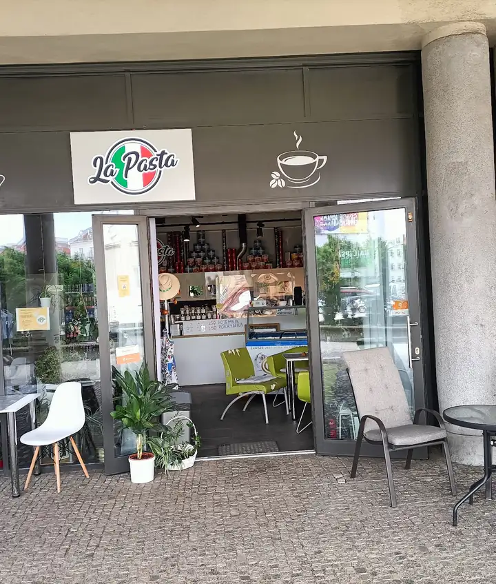 Stoliki przed wejściem do La Pasta