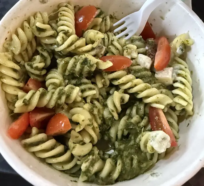 Świderki z zielonym pesto i pomidorkami