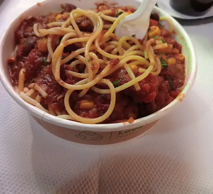 Spaghetti z mięsnym sosem pomidorowym w misce