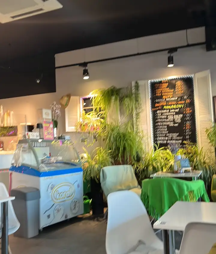 Wnętrze z roślinami i tablicą menu